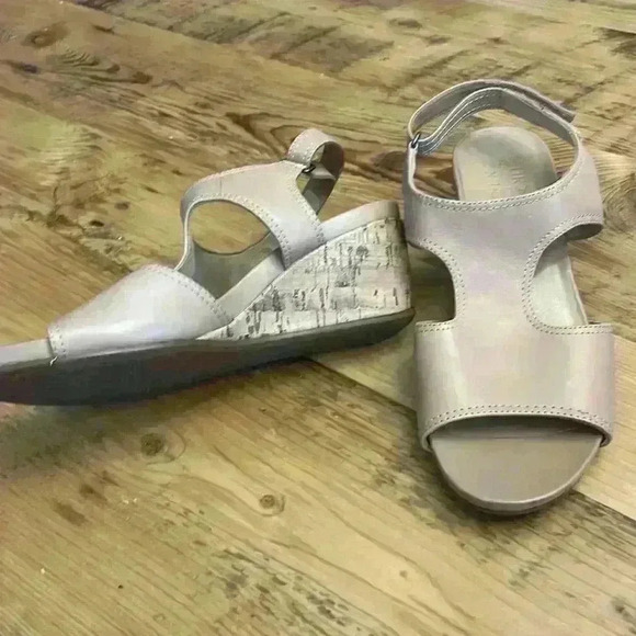 Naturalizer wedge sandals size 8 - Picture 2 of 5